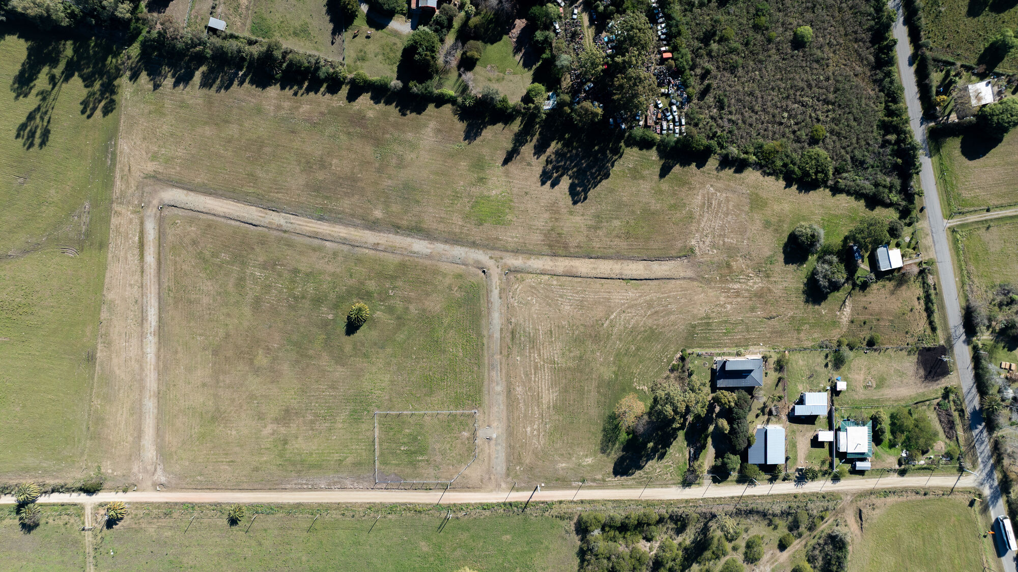 Vista aérea del barrio: 27 lotes con calles internas entre el verde
